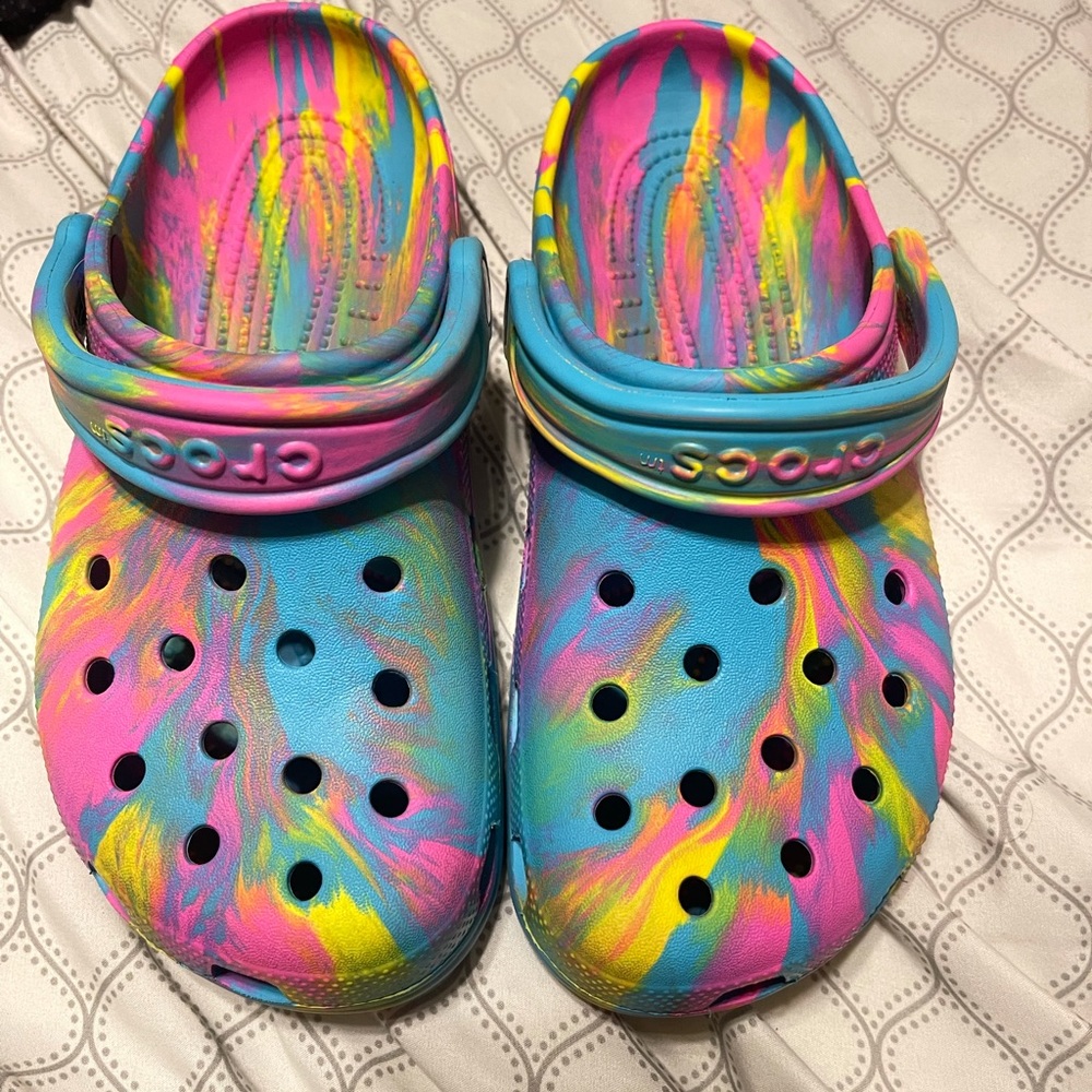 Marble Crocs J6/W8